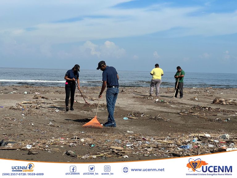 La Carrera de Gestión Portuaria y Transporte Marítimo realiza actividad de Recolección de Desechos Sólidos en la Playa el Faro